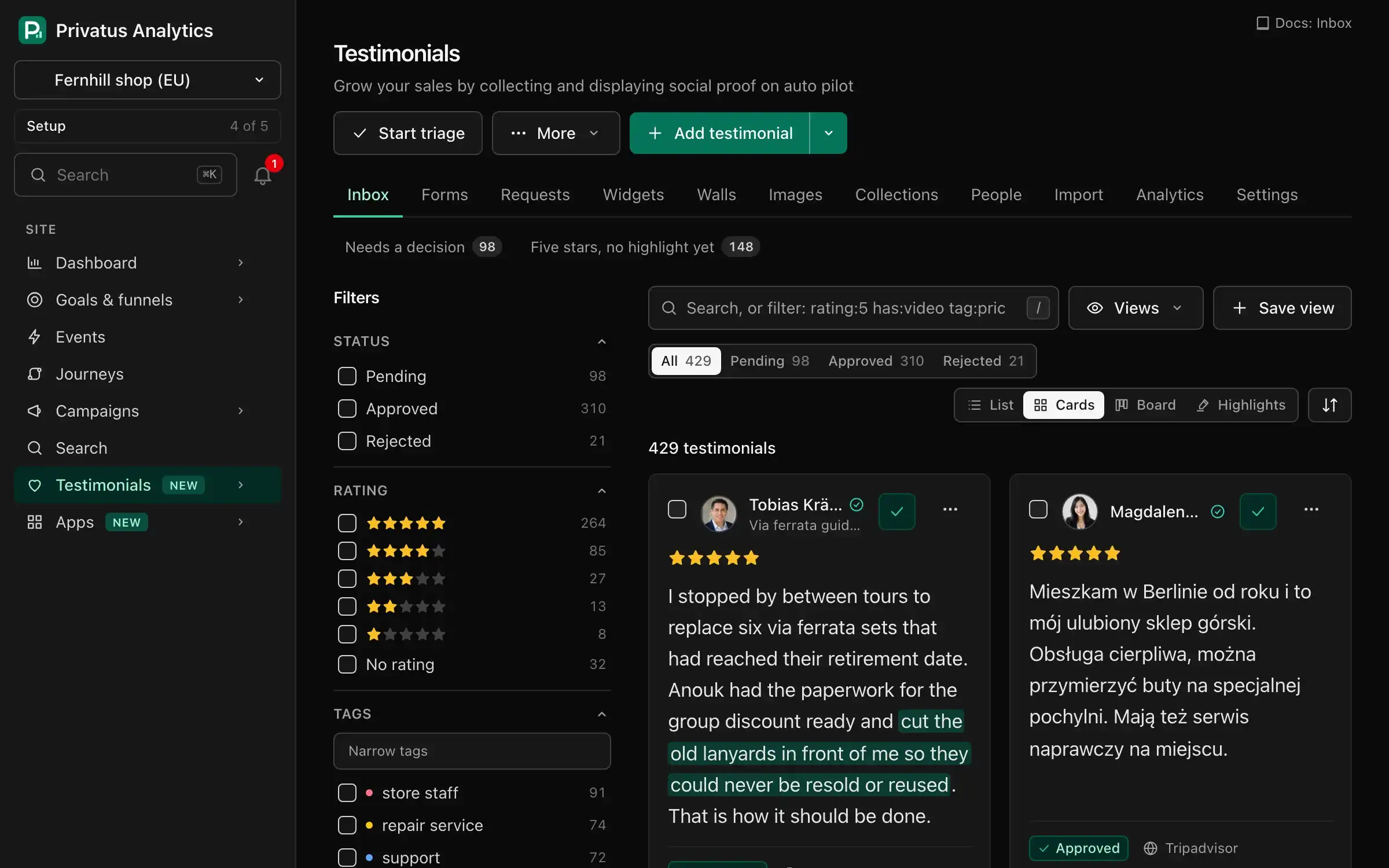 L'Inbox delle Testimonianze di un negozio, con filtri per stato, valutazione e tag a sinistra, una casella di ricerca e card di testimonianze con valutazioni a stelle e una frase evidenziata.