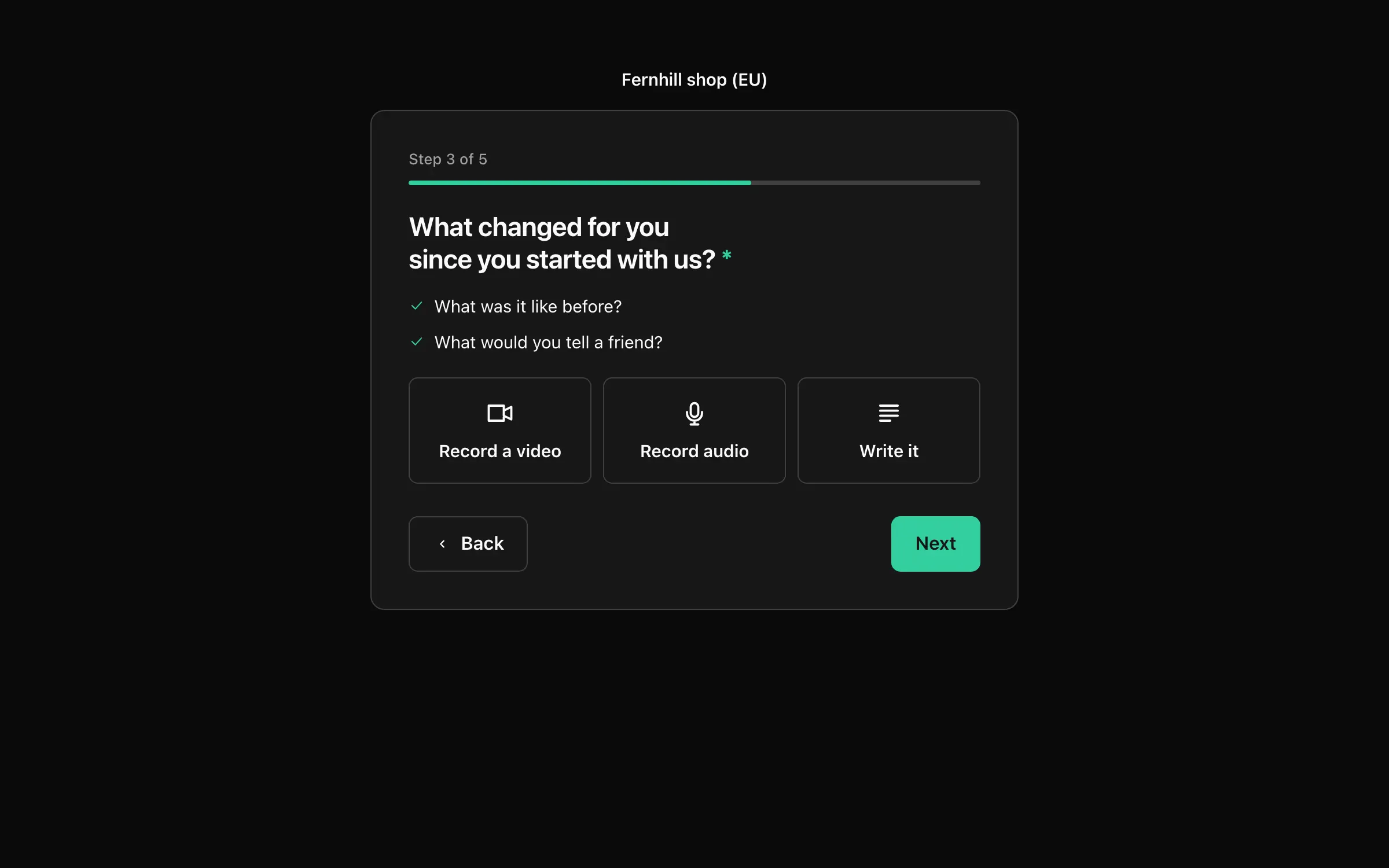 Un modulo di testimonianza come lo vede un cliente, al passaggio 3 di 5, che chiede cosa è cambiato per lui, con pulsanti per registrare un video, registrare un audio o scrivere.